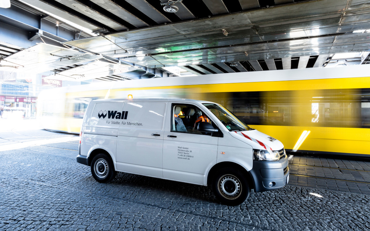 Wall-Service-Fahrzeug in der Nähe des neuen Firmensitzes (Foto: Wall GmbH)