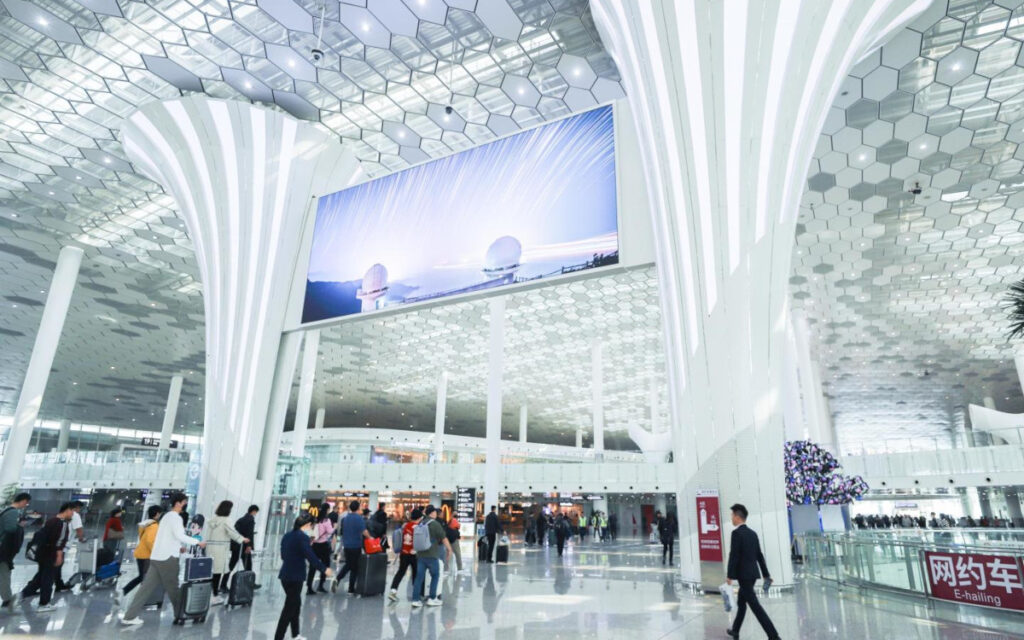 Am Shenzhen Bao’an International Airport plant JC Decaux große Screens. (Bild: JCDecaux)