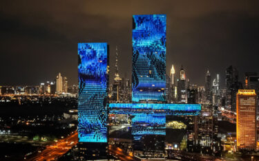 Die bisher größte temporäre Projection kreierte das Dubai-Studio Bureau Beatrice für die One Za´abeel-Türme. (Foto: Bureau Béatrice/Stephane Ait Ouarab)