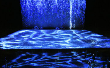 Die Kuratoren der Ausstellung Planet Ozean ließen von Ars Electronica diese immersive Welleninstallation erstellen. (Foto: Isabel Schölmbauer)