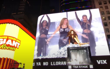 Shakira launcht ihr neues Album mit einem Konzert auf der Bühne, die in einen DooH-Screen auf dem Times Square integriert ist. (Foto: Screenshot)