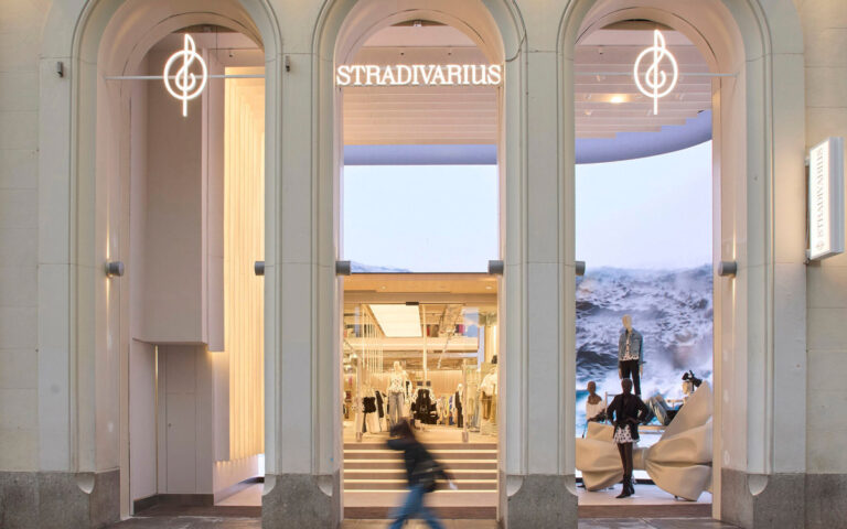 Eine riesige Curved-LED-Wall verkleidet jetzt die Eingangshalle im historischen Gebäude, das den Stradivarius-Flagshipstore in Madrid beherbergt. (Foto: Stradivarius)