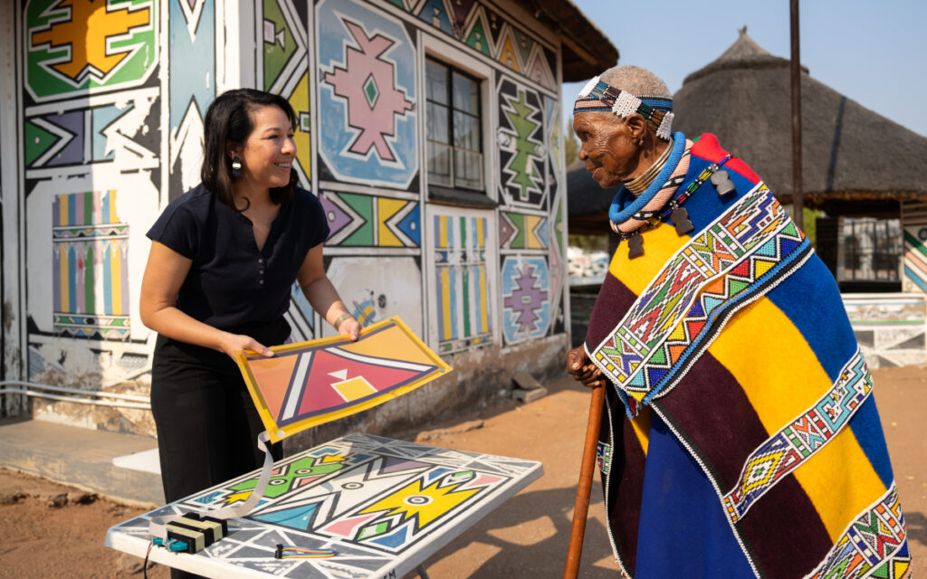 Stella Clarke von BMW (links) zeigt Esther Mahlangu die E-Ink-Technologie. (Foto: BMW Group)