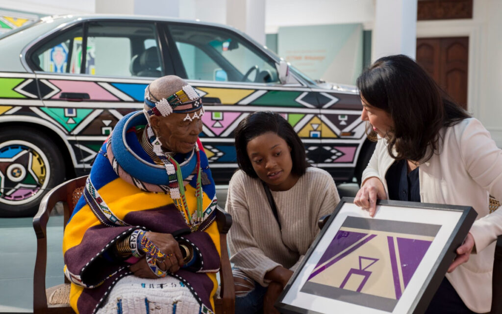 Esther Mahlangu (links) im Gespräch mit Stella Clarke von BMW (Foto: Clint Strydom/BMW Group)