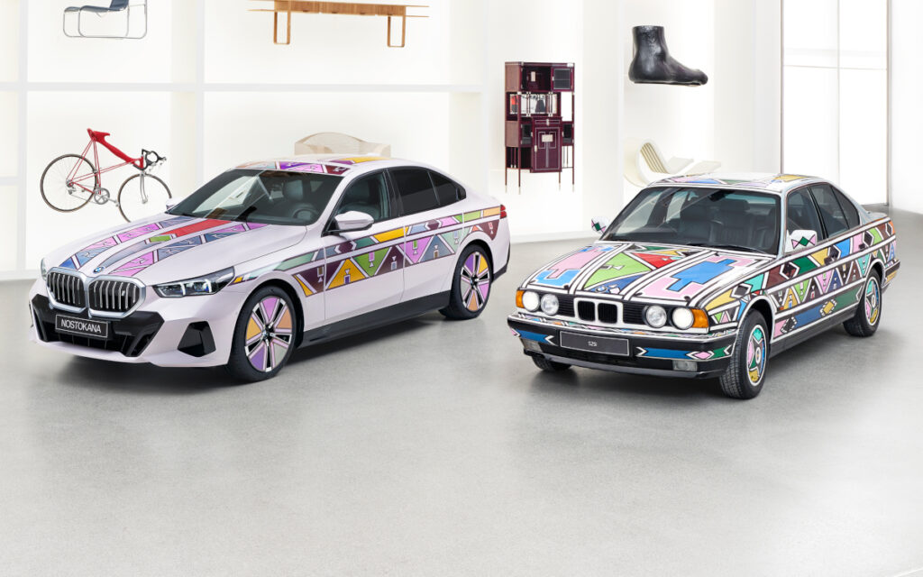 Der BMW i5 Nostokana neben dem Original-Art-Car von Esther Mahlangu (Foto: BMW Group)