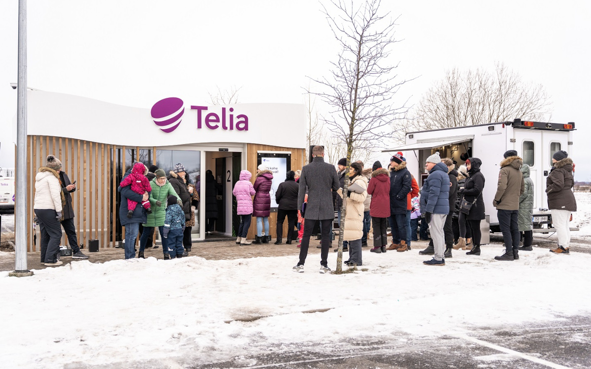 Von den Bewohnern in Keila waren einige gespannt auf das autonome Service-Büro von Telia. (Foto: Telia)