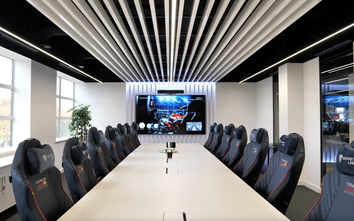 Meeting-Raum vom Red-Bull-Racing-Marketing mit Philips C-Line Display (Foto: PPDS)
