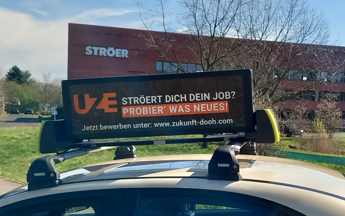Uze Mobility startet Guerilla-Aktion vor der Ströer-Zentrale in Köln. (Foto: UZE Mobility)