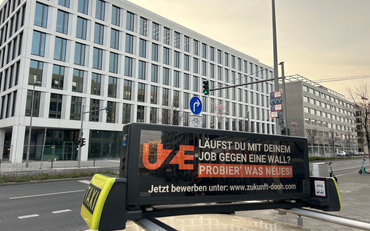 Auch auf Wall-Mitarbeiter hat es Uze Mobility vor der Wall-Zentrale in Berlin abgesehen. (Foto: UZE Mobility)