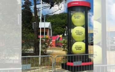 Für das Tennisturnier in Estoril entwarf JC Decaux unter anderem diese Forced-Perspective-Inszenierung. (Foto: JCDecaux)