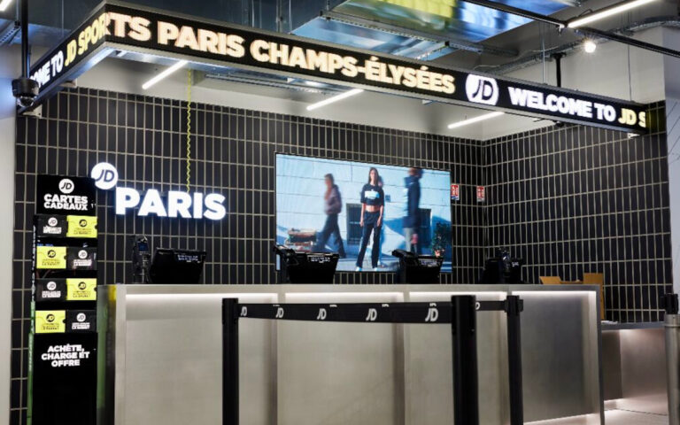 JD Sports bedient sich für ein immersives Shopper-Erlebnis im Pariser Flagship sämtlichen Digital Signage-Formaten. (Foto: JD Sports)