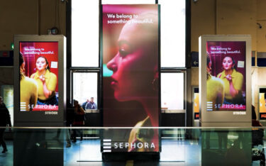 Sephora buchte für eine globale Image-Kampagne eine Bahnhofsdominanz in Frankfurt. (Foto: Ströer/Screenshot)