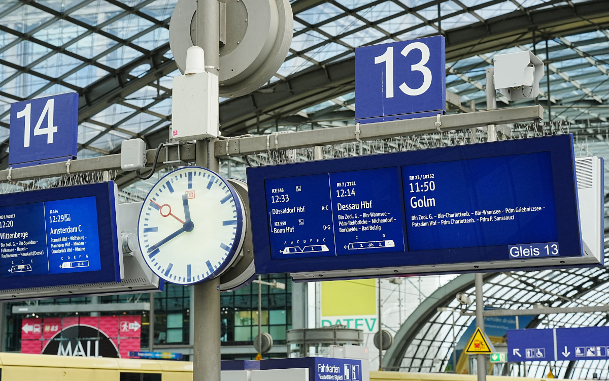 Rund 1.800 Bahnhof-Displays betreibt die Deutsche Bahn in einem intelligenten Energiesparmodus. (Foto: Deutsche Bahn AG / Volker Emersleben)