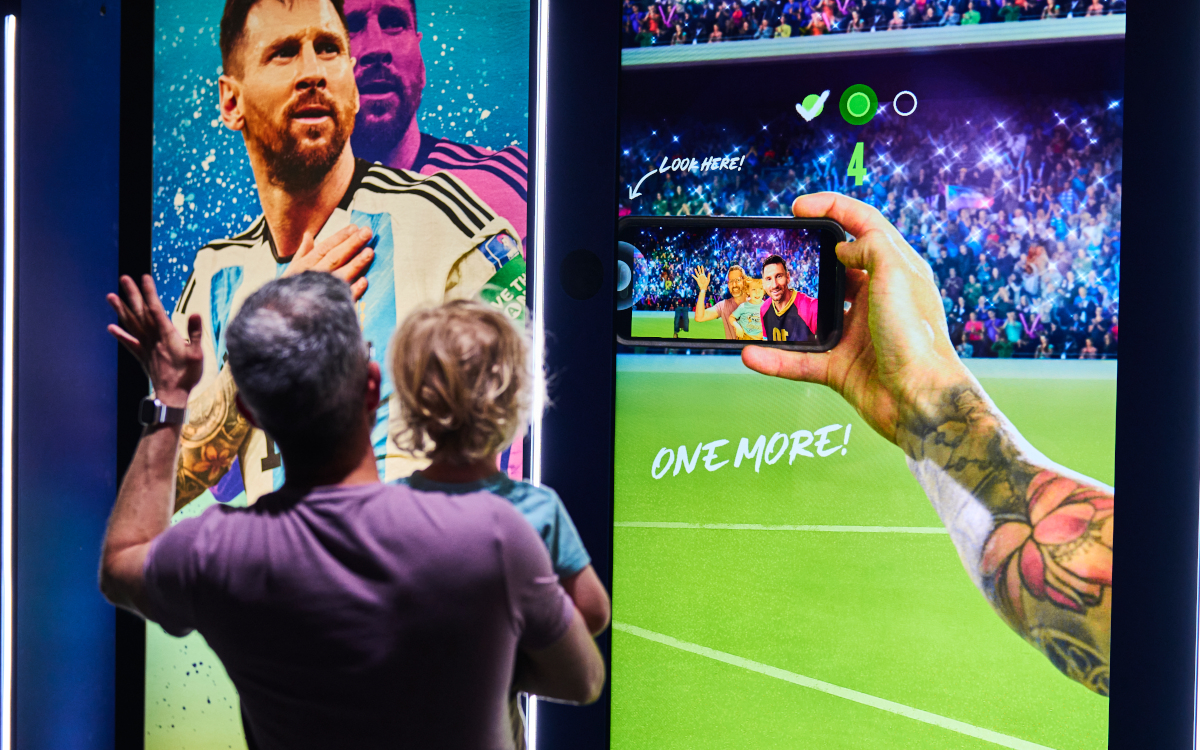 Immersive Photo-Op mit dem Fußballstar: The Messi Experience (Foto: Bruno Aïello-Destombes/Moment Factory)