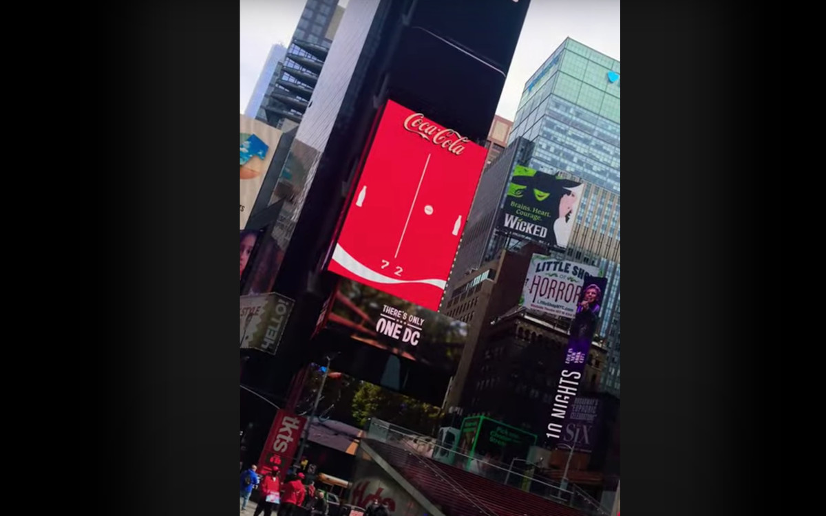 Großes Pong mit Coca-Cola (Quelle: Video von NAKdTV)