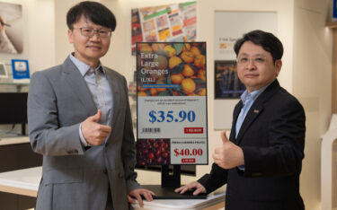 Feng-Yuan Gang, President von E Ink (links), und Andy Yang, GM der Smart Retail Business Group von AUO, verkünden die Kooperation. (Foto: E Ink)
