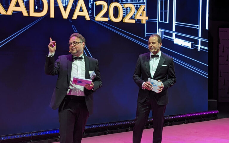 FAW-Hauptgeschäftsführer Kai-Marcus Thäsler (links) und FAW-Präsident Alexander Stotz führten durch die Plakadiva-Preisverleihung 2024. (Foto: invidis)