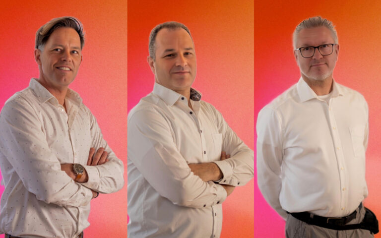 Christopher Backhaus (mitte), Geschäftsführer von Vanguard LED Displays Europa, mit Patrick Boost (links) und Christian Krela (Fotos: Vanguard LED)