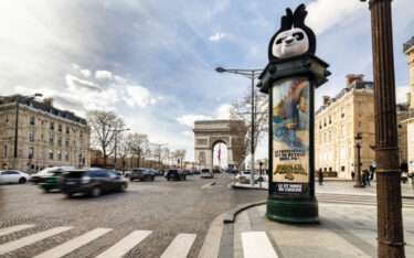Pandamonium in Paris: Der Kung-Fu-Panda ziert die Morris-Säule vor dem Triumphbogen. (Foto: JCDecaux)