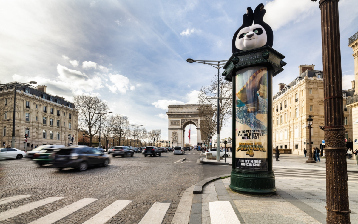 Pandamonium in Paris: Der Kung-Fu-Panda ziert die Morris-Säule vor dem Triumphbogen. (Foto: JCDecaux)