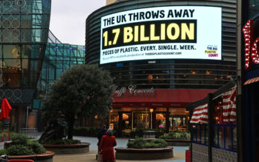 Greenpeace kommuniziert die große Plastikzähl-Studie in Großbritannien auf den Riesenscreens des Landes. (Foto: Ocean Outdoor)