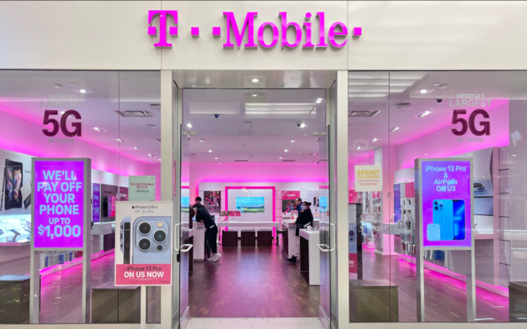 T-Mobile fasst die 20.000 Screens in seinen US-Filialen zu einem Retail-Media-Netzwerk zusammen. (Foto: Mall of America)