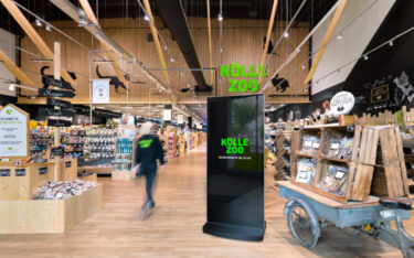 Instore-Digital Signage-Stele bei Kölle Zoo (Foto: Marketing of Moments GmbH)