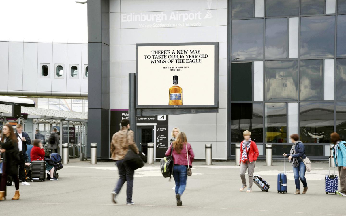 Zum OoH-Netzwerk des Flughafen Edinburgh gehören 52 DooH-Screens, darunter der Edinburgh-Plaza-Screen. (Foto: JCDecaux)
