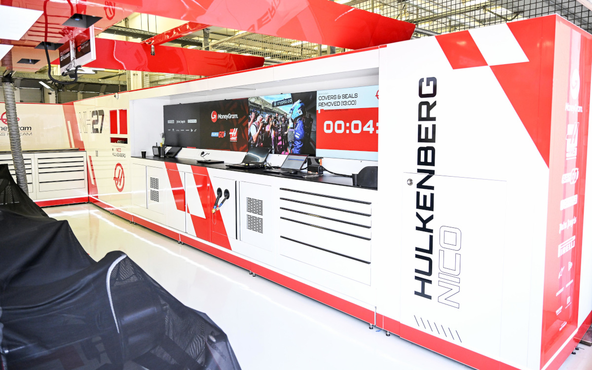 Das Haas F1-Team pimpt sein Digital Signage in der 2024-Garage. (Foto: Tateside)