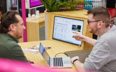 Vier Digital Signage-Touchpoints und ein Berater - das Shop-in-Shop-Konzept von Essent (Foto: First Impression)