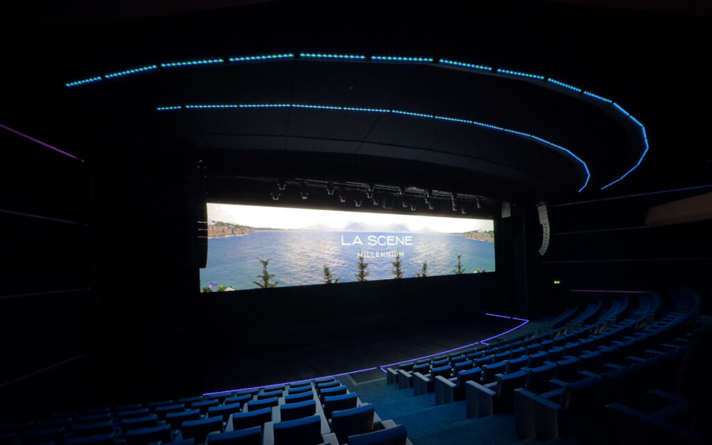Große LED-Leinwand im Auditorium (Foto: SpinetiX/Millenium)