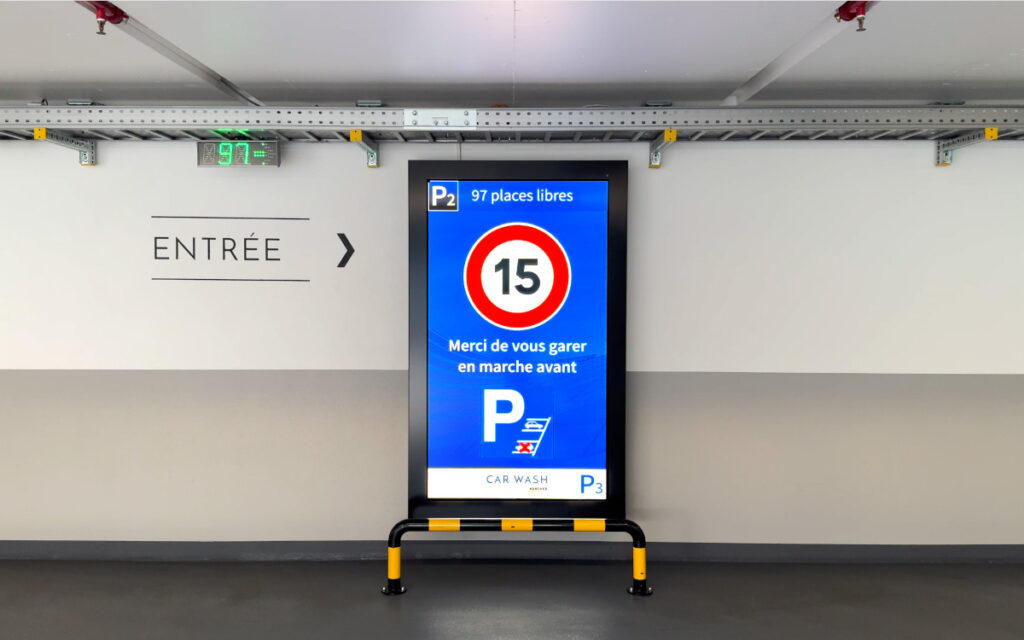 Digital Signage-Display im Parkbereich (Foto: SpinetiX/Millenium)