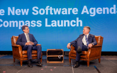 Stefan Schieker (links) und Florian Rotberg von invidis präsentierten den Software Compass auf dem DSSE 2024 (Foto: Maarten Schuth/invidis)