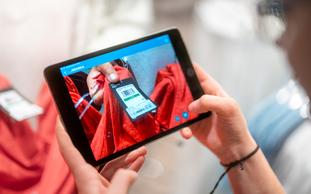 Die Mitarbeiter von Intersport Krumholz nutzen in allen fünf Filialen mobile Endgeräte mit Instore-App für die Beratung. (Foto: REMIRA)