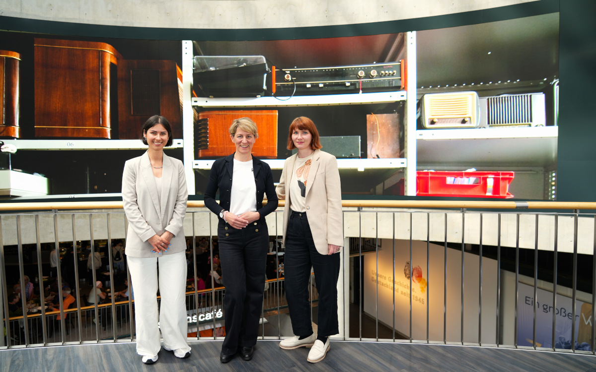 Von links: Jessika Bogon von Tennagels mit Ruth Rosenberger und Annabel Petschow vom Haus der Geschichte Bonn. (Foto: tennagels)