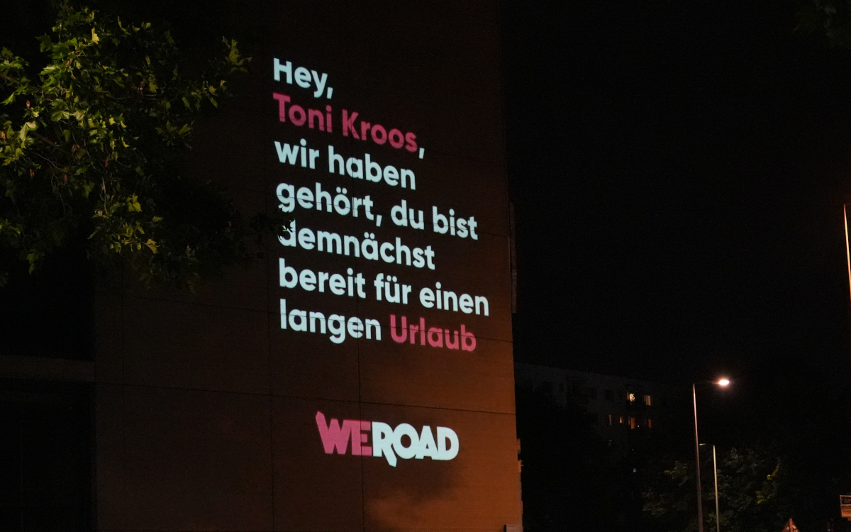Auf drei Hauswände in der Berliner Innenstadt projiziert Weroad seine Message an Toni Kroos. (Foto: WeRoad)
