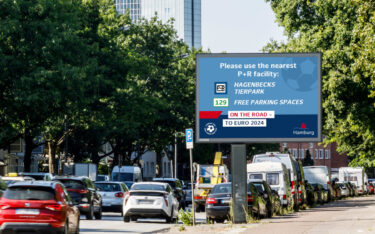 So könnten Verkehrsinformationen in Hamburg während der WM aussehen. (Fotomontage: Ströer)