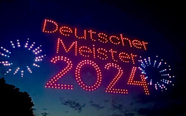 Eine 12-minütige Drohnenshow widmete Barmenia dem Deutschen Meister Bayer Leverkusen. (Foto: Showmatrix)