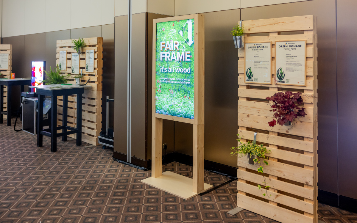 Eine der 14 Green Signage-Lösungen, die auf dem DSSE 2024 vorgestellt wurden: Der Fairframe von First Impression - ein Display-Gehäuse aus nachhaltig gewonnenem Holz (Foto: Maarten Schuth/invidis)