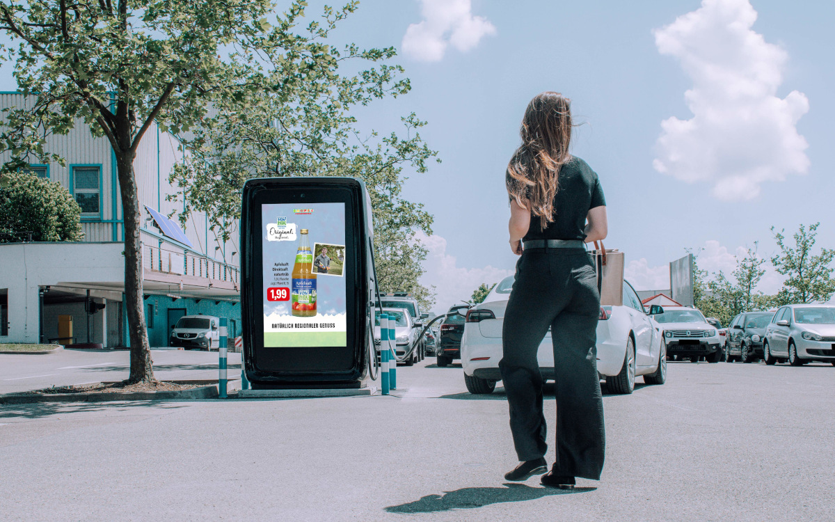Die EV-DooH-Screens von Numbat sind auf Parkplätzen von Feneberg-Filialen auf die Shopper gerichet. (Foto: Numbat)
