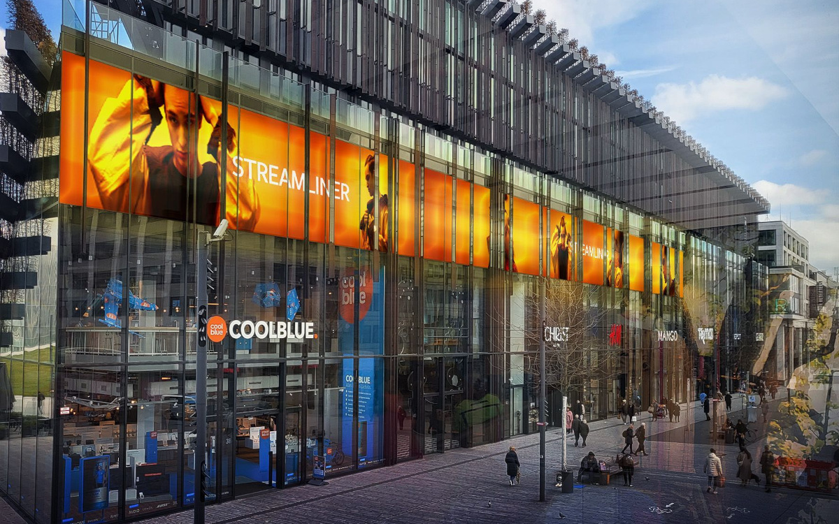 Der DooH-Screen Streamliner schmückt die nicht-begrünte Seite der Fassade des Düsseldorfer Prestige-Projekts Kö-Bogen 2. (Foto: blowUp media)