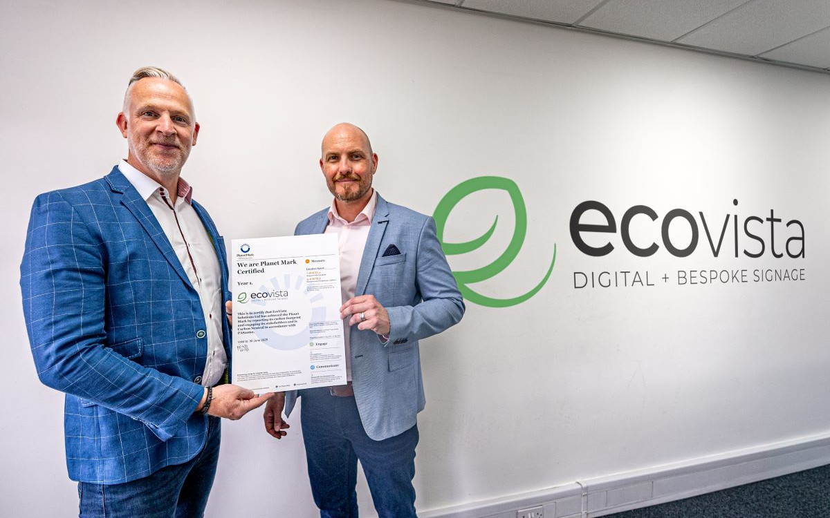 Die Managing Partner von Ecovista, Sean Morrough (links) und David Neale, präsentieren die CO2-Ausgleichsurkunde. (Foto: EcoVista)