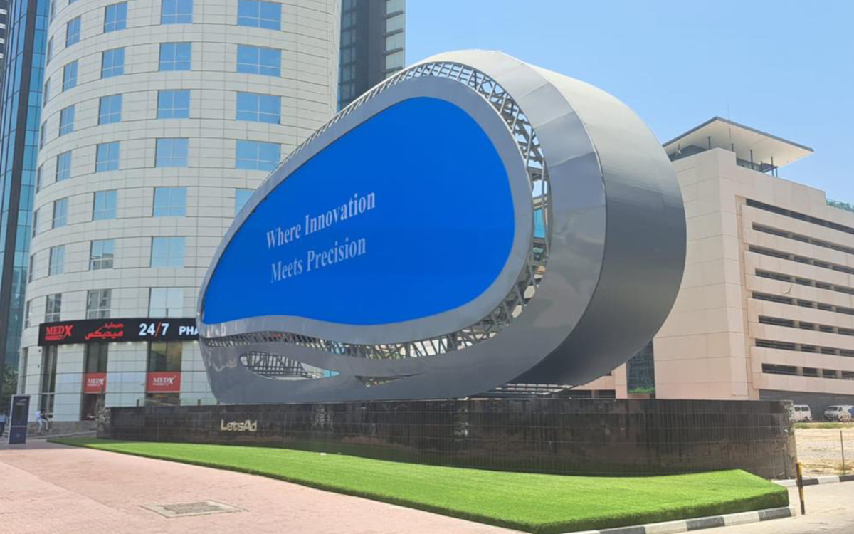 Einer der drei ovalen DooH-Screens in Dubai (Foto: Lets Ad)