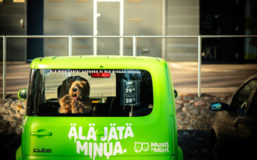 "Lass mich nicht allein": Ein Roboterhund macht auf die Gefahr von Hitzschlägen im Auto aufmerksam. (Foto: Musti Group)