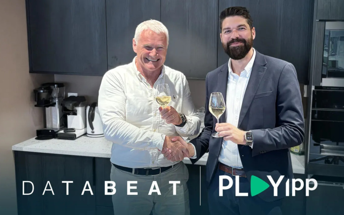 Besiegeln den Deal: Databeat-CEO Øyvind Andhøy (links) und Henrik Mazzanti, CEO von Playipp (Foto: PLAYipp)