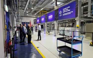 Displays in der Siemens-Energy-Fertigung (Foto: Samsung Electronics)