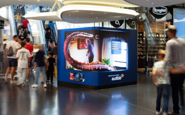 Audible positioniert sich auf dem Motion Cube im Myzeil mit einer Forced-Perspective-Kampagne. (Foto: blowUP media)