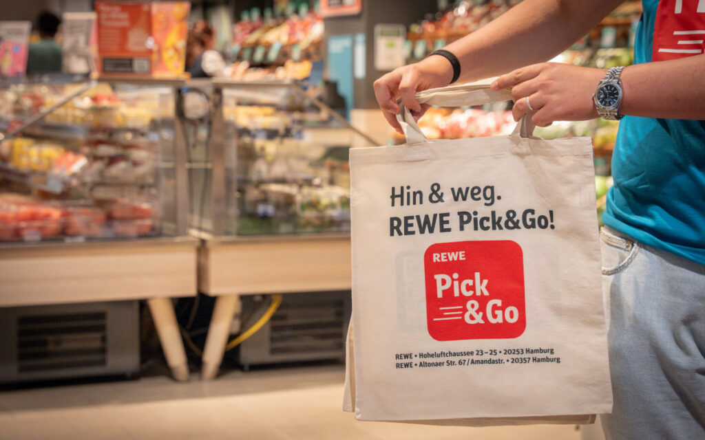Nicht nur Pick & Go: In Hamburg bietet Rewe den Kunden mehrere Optionen zum Bezahlen. (Foto: REWE Markt GmbH)