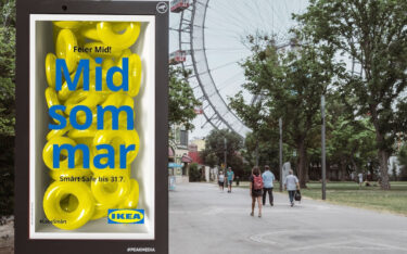 Vor dem Wiener Prater: DooH-Stele mit Ikeas Midsommar-Kampagne (Foto: Alex Gretter)