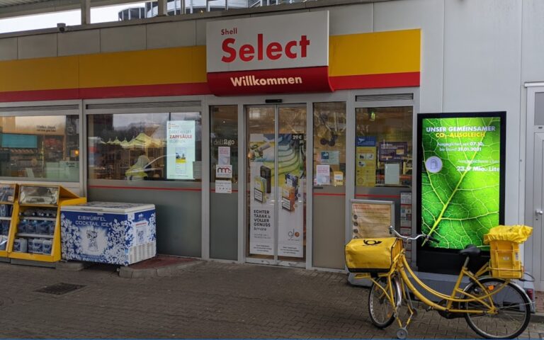 Symbolfoto - Display im Schaufenster einer Tankstelle (Foto: invidis)